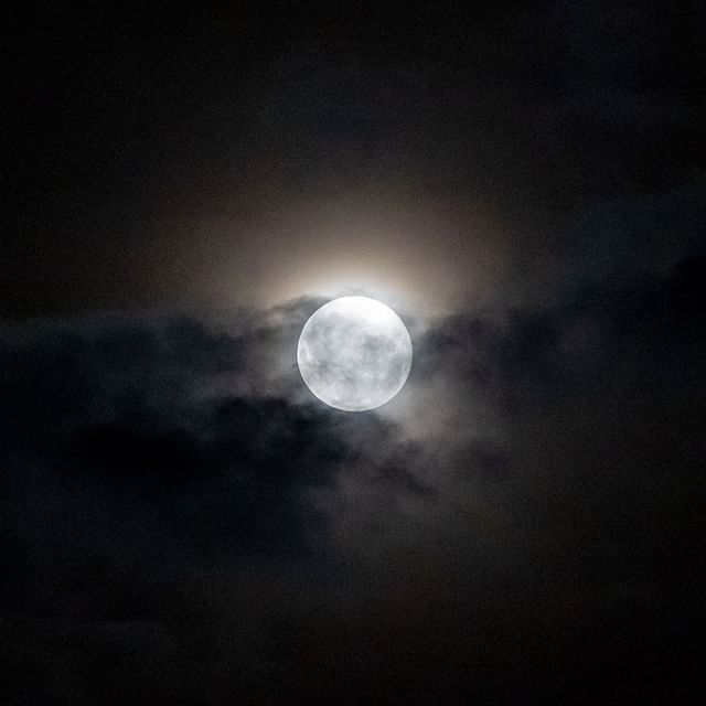 The moon is most pretty tonight