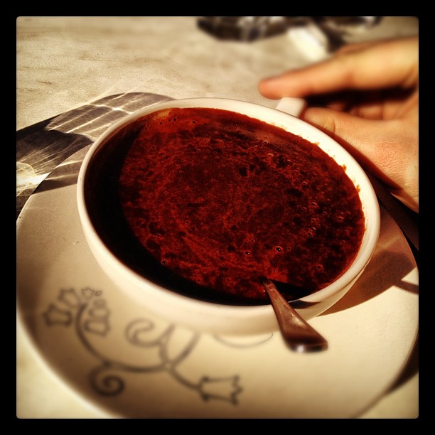 Poorly-designed Fräus cup is too wide to be picked up. One must drink from the spoon.