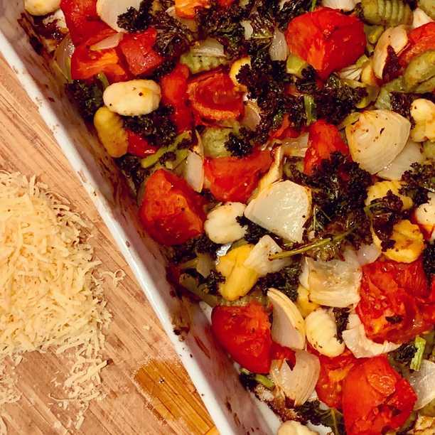 We are addicted to this super simple recipe: mix a few veggies and some frozen gnocchi in a baking dish; add salt, pepper, herbs and olive oil; bake at 200° for 20-25 minutes; squeeze half a lemon over it; serve with grated cheese. 👨‍🍳