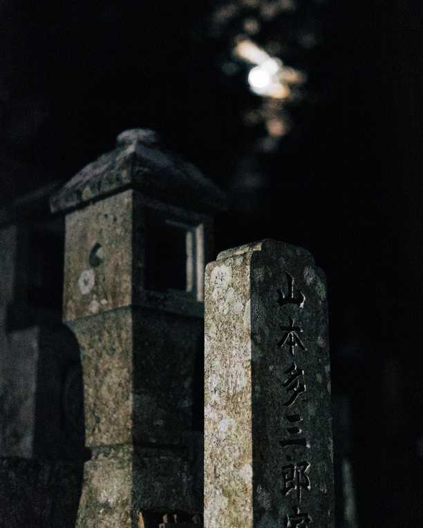 Okunoin cemetery is a captivating and mystical place, both sacred and improbable like we’re in a movie. Over a thousand years and hundreds of thousands of gravestones fighting against nature that seems so keen to reclaim the place.