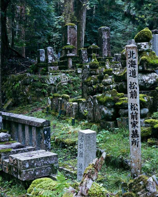 Okunoin cemetery is a captivating and mystical place, both sacred and improbable like we’re in a movie. Over a thousand years and hundreds of thousands of gravestones fighting against nature that seems so keen to reclaim the place.