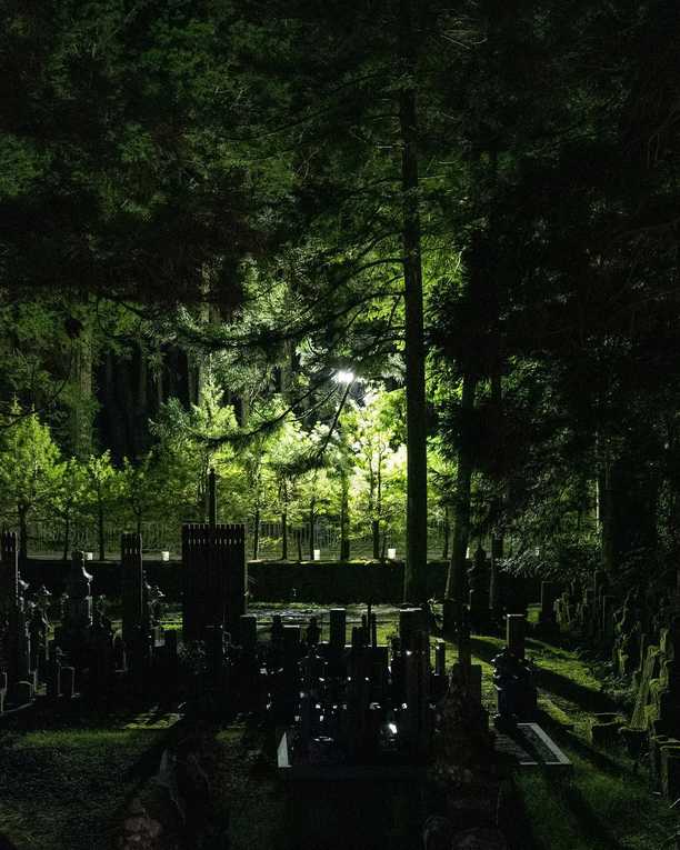 Okunoin cemetery is a captivating and mystical place, both sacred and improbable like we’re in a movie. Over a thousand years and hundreds of thousands of gravestones fighting against nature that seems so keen to reclaim the place.