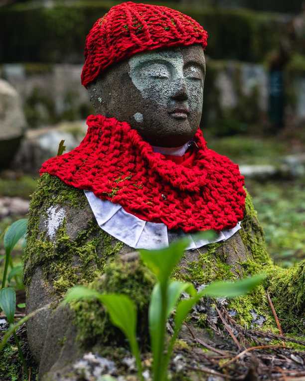 Okunoin cemetery is a captivating and mystical place, both sacred and improbable like we’re in a movie. Over a thousand years and hundreds of thousands of gravestones fighting against nature that seems so keen to reclaim the place.