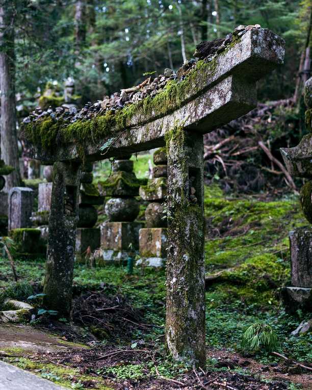 Okunoin cemetery is a captivating and mystical place, both sacred and improbable like we’re in a movie. Over a thousand years and hundreds of thousands of gravestones fighting against nature that seems so keen to reclaim the place.