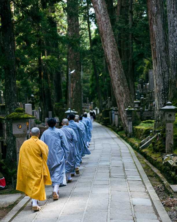 Okunoin cemetery is a captivating and mystical place, both sacred and improbable like we’re in a movie. Over a thousand years and hundreds of thousands of gravestones fighting against nature that seems so keen to reclaim the place.