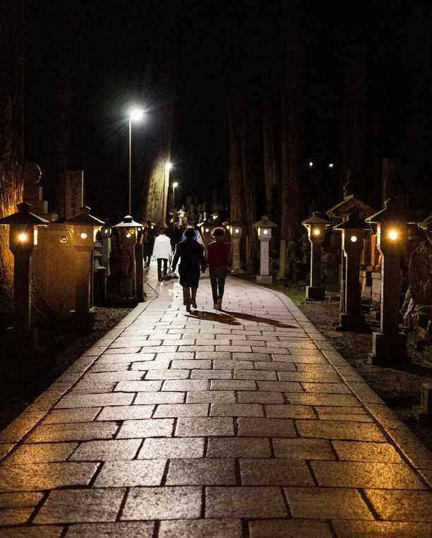 Okunoin cemetery is a captivating and mystical place, both sacred and improbable like we’re in a movie. Over a thousand years and hundreds of thousands of gravestones fighting against nature that seems so keen to reclaim the place.