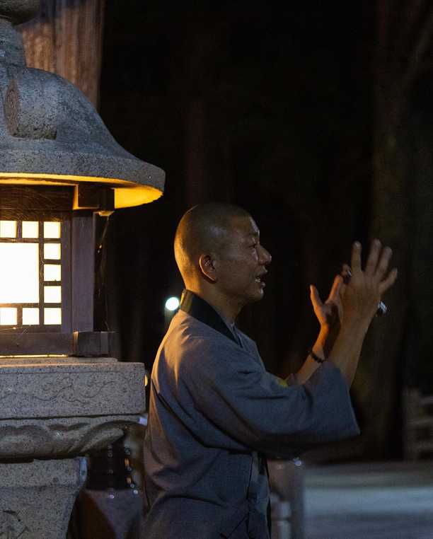 Okunoin cemetery is a captivating and mystical place, both sacred and improbable like we’re in a movie. Over a thousand years and hundreds of thousands of gravestones fighting against nature that seems so keen to reclaim the place.